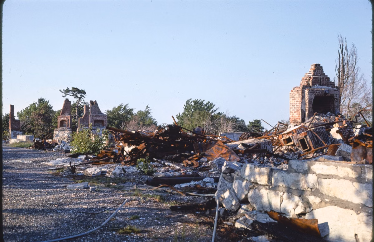 Burned ruins of the Cliff House hotel at Lake Minnewaska in 1978